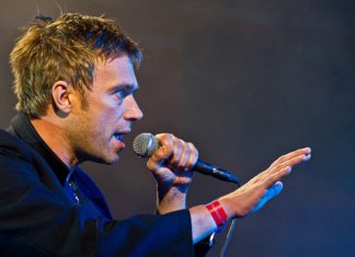 Damon Albarn z albumem projektu Africa Express