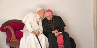 Dwóch Papieży Anthony Hopkins i Jonathan Pryce jako Benedykt XVI i kardynał Bergolio