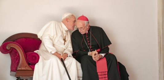 Dwóch Papieży Anthony Hopkins i Jonathan Pryce jako Benedykt XVI i kardynał Bergolio