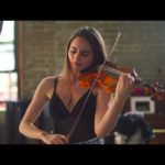 Esther Abrami – Kultura Insta #1 Esther Abrami skrzypce skrzypaczka dekolt muzyka klasyczna ramiona twarz grymas