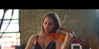 Esther Abrami skrzypce skrzypaczka dekolt muzyka klasyczna ramiona twarz grymas