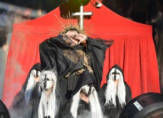 In This Moment: Mother - sukces czy porażka?