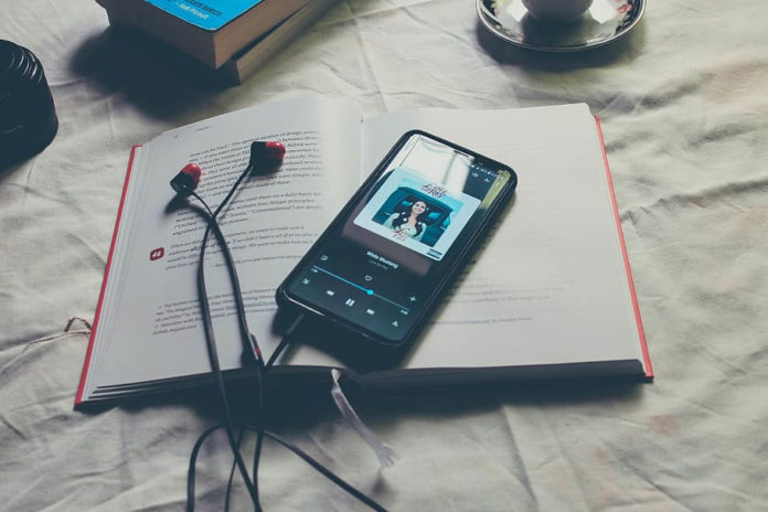 Czy warto słuchać audiobooków? - czytanie vs. słuchanie