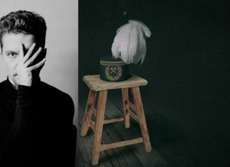 Wojciech Ciuraj, twórca Tryptyku Śląskiego. Zdjęce artysty zasłaniającego część twarzy dłonią zestawione ze zdjęciem czapki górnika na drewnianym taborecie.