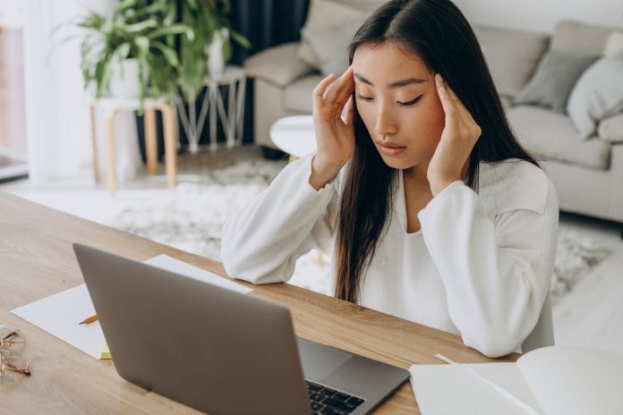 Woman working on computer at the desk from home pracująca kobieta