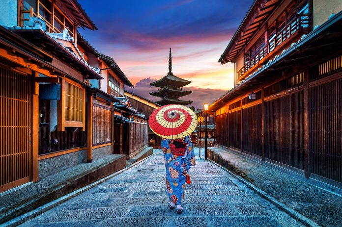 Asian woman wearing japanese traditional kimono at Yasaka Pagoda Japonia
