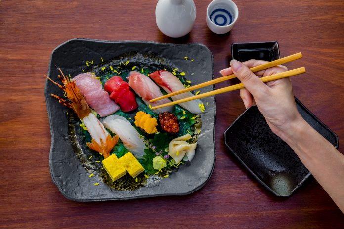 hand chopstick raw fish sushi set japanese food japońskie jedzenie