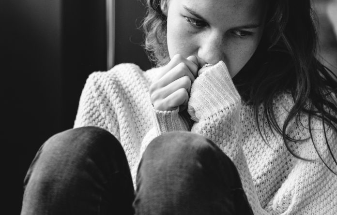 Young alone girl feeling sad kobieta