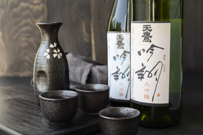 sake-japonskie-butelki-na-napoje-martwa-natura (1) sake