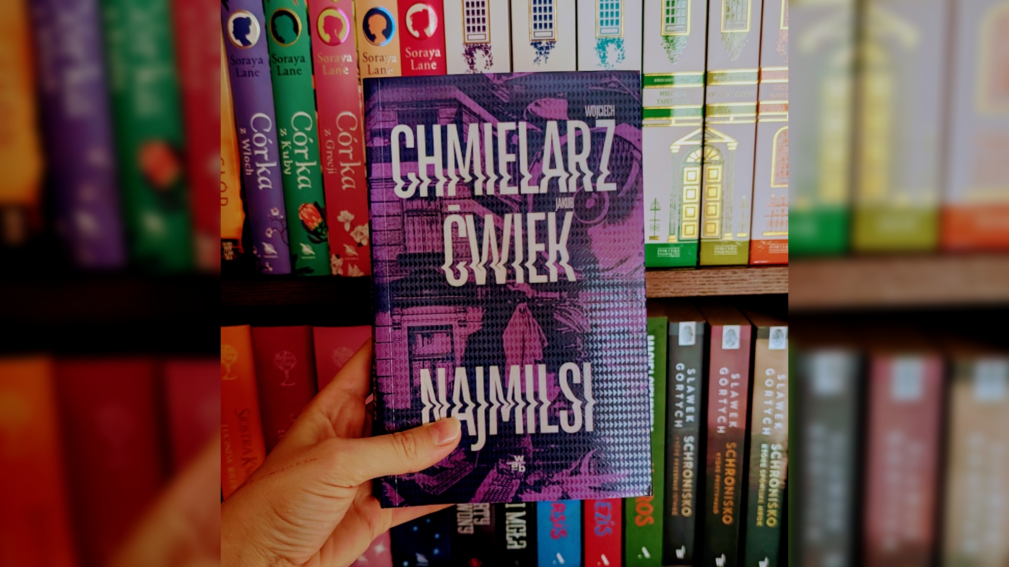 „Najmilsi” W. Chmielarz i J. Ćwiek – duet, który zaskoczył formą i stylem [recenzja]