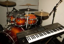 Instrumenty dla miejskich szkóły i kółek nauki gry