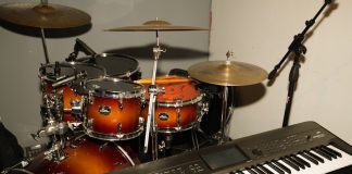 Instrumenty dla miejskich szkóły i kółek nauki gry