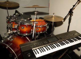 Instrumenty dla miejskich szkóły i kółek nauki gry