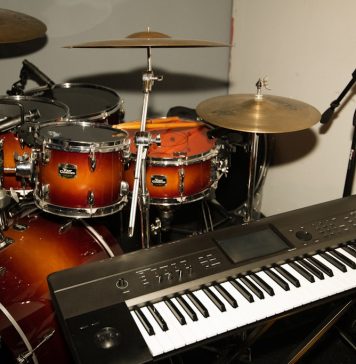 Instrumenty dla miejskich szkóły i kółek nauki gry