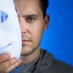 mężczyzna trzymający maskę