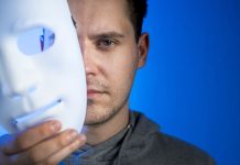 mężczyzna trzymający maskę