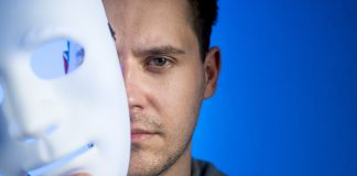 mężczyzna trzymający maskę