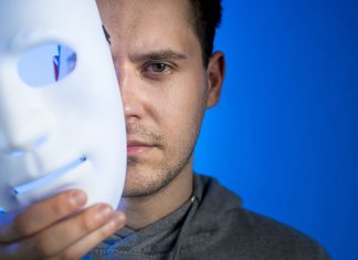 mężczyzna trzymający maskę