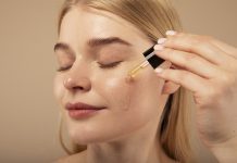 kobieta aplikująca serum