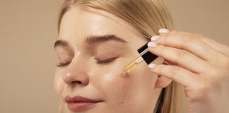 kobieta aplikująca serum