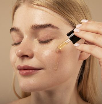 kobieta aplikująca serum