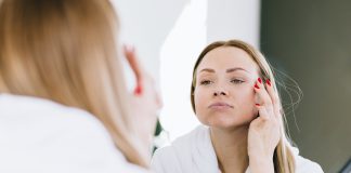 kobieta patrząca w lustro