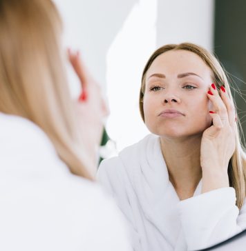 kobieta patrząca w lustro