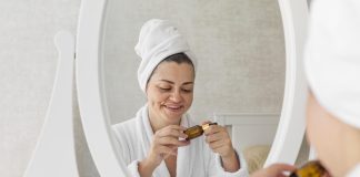 kobieta stojąca przed lustrem