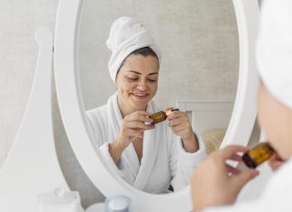 kobieta stojąca przed lustrem