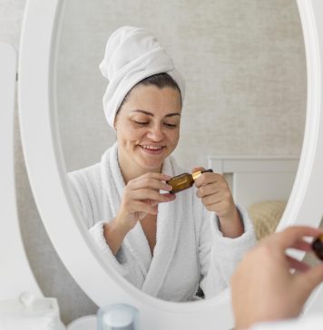 kobieta stojąca przed lustrem