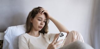 kobieta wpatrzona w telefon