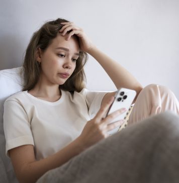 kobieta wpatrzona w telefon