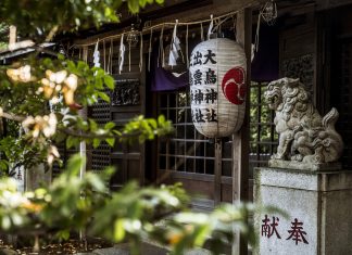 japońskie wejście do świątyni