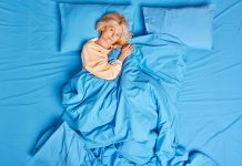 Naturalna broń w walce z lękiem i bezsennością. Dlaczego dorośli coraz częściej wybierają kołdry sensoryczne?