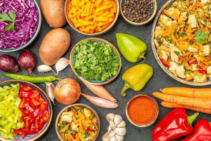 top-view-sliced-vegetables-with-greens jedzenie