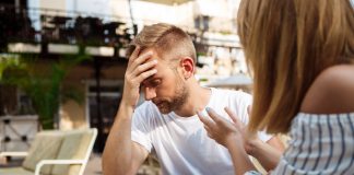 emocjonalna rozmowa dwóch osób