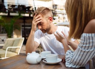 emocjonalna rozmowa dwóch osób