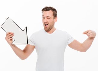 pewny siebie mężczyzna pokazujący na siebie ręką