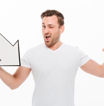 pewny siebie mężczyzna pokazujący na siebie ręką