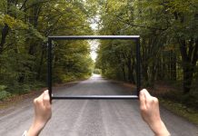 Świat przez filtr własnych przekonań – efekt potwierdzenia Osoba stojąca na drodze, trzymająca przed sobą pustą ramkę