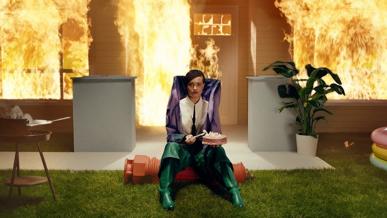 „PLAYHOUSE” – debiutancki album Sary James