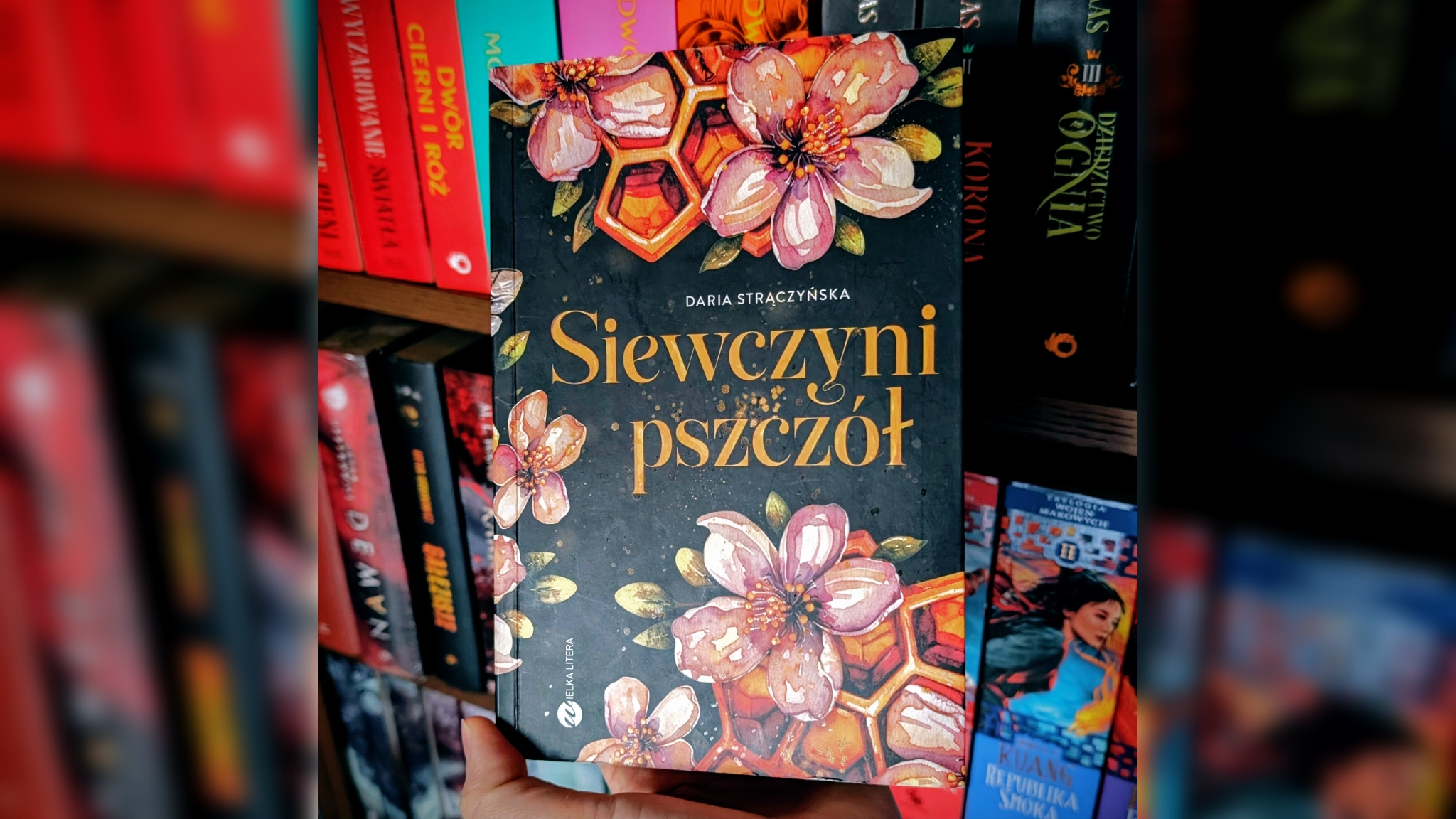 „Siewczyni pszczół” Darii Strączyńskiej – szepty ziemi i gniew czarownic [recenzja]
