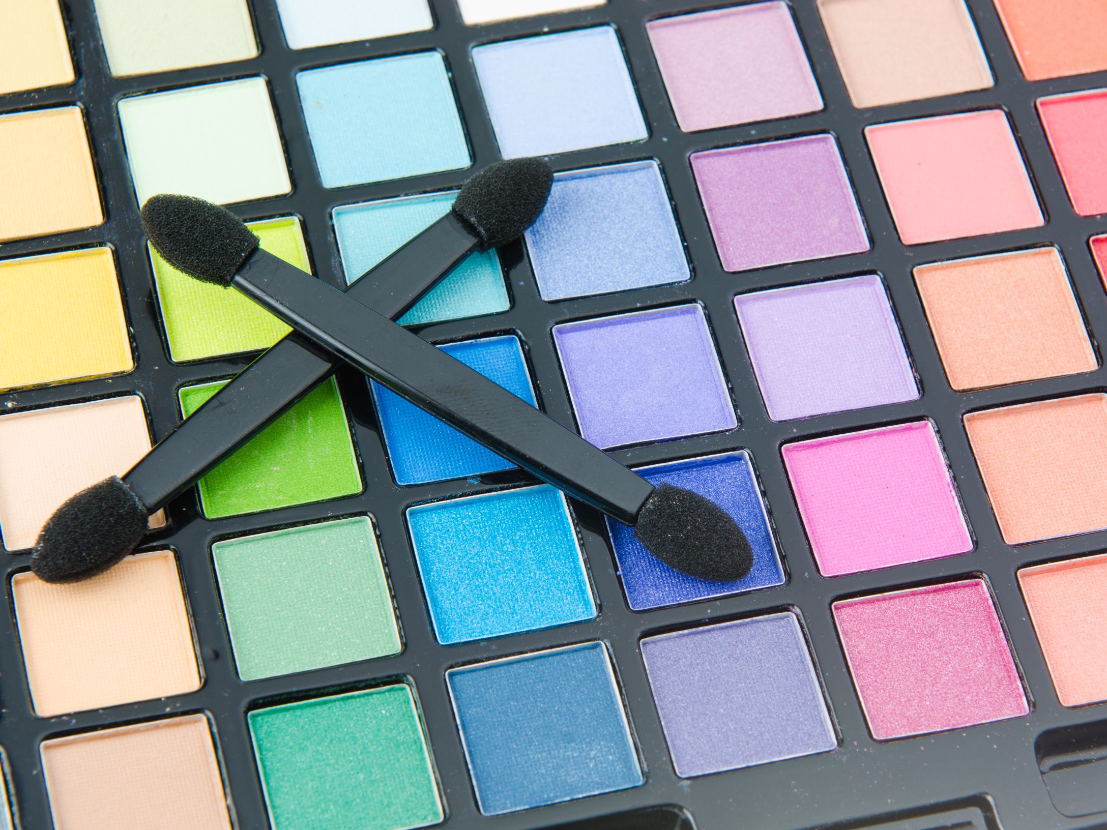 Kosmetyki do pielęgnacji twarzy – jak świadomie dbać o cerę i nie pogubić się wśród setek produktów