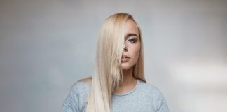 kobieta, której włosy zasłaniają twarz