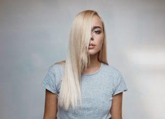 kobieta, której włosy zasłaniają twarz