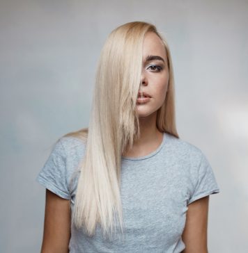 kobieta, której włosy zasłaniają twarz