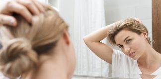 kobieta patrząca w lustro