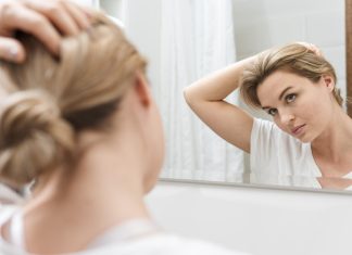 kobieta patrząca w lustro