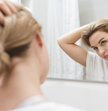 kobieta patrząca w lustro