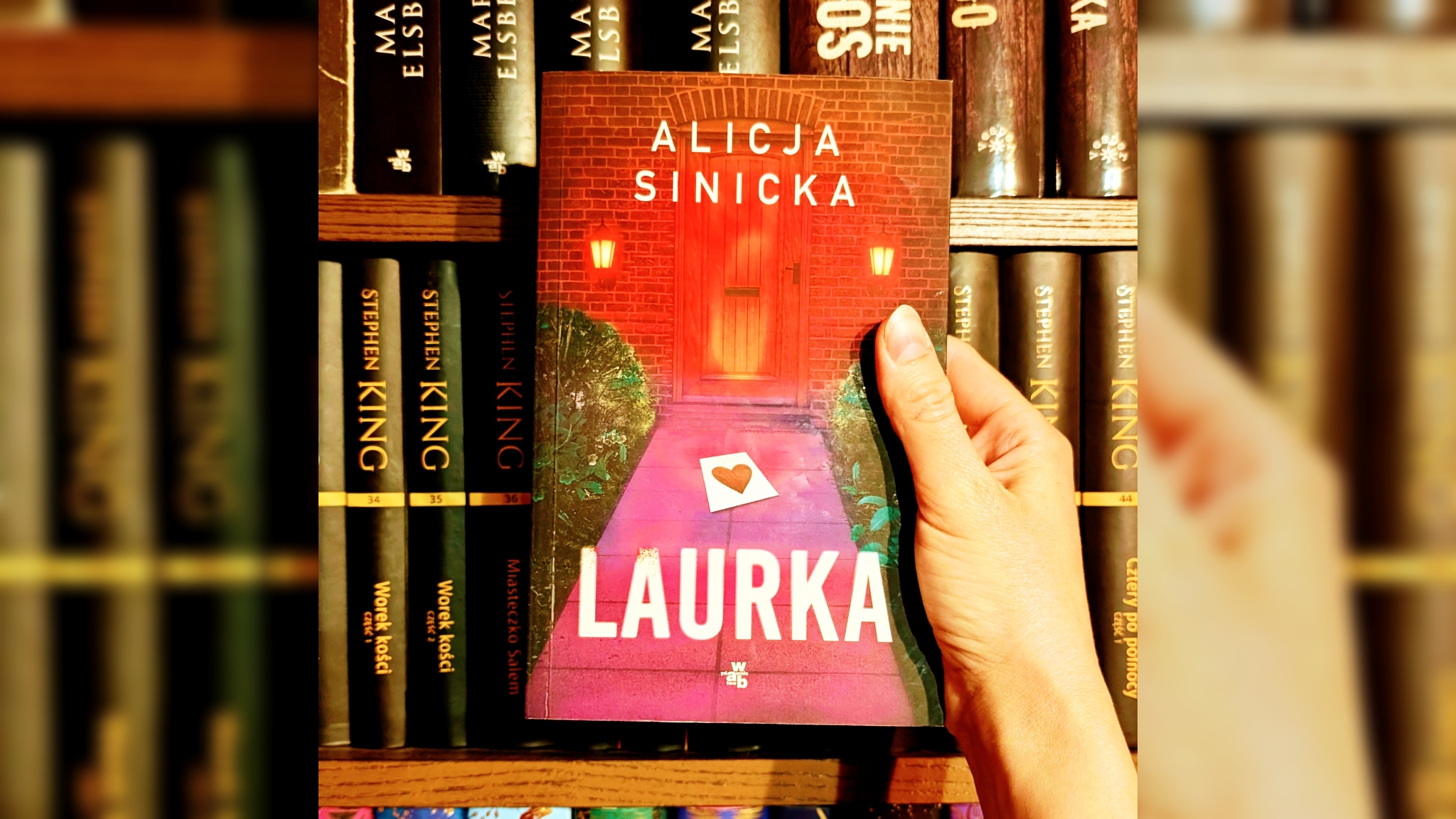 „Laurka” Alicja Sinicka – o traumie, pozorach bezpieczeństwa i tajemnicach ukrytych za płotem [recenzja]